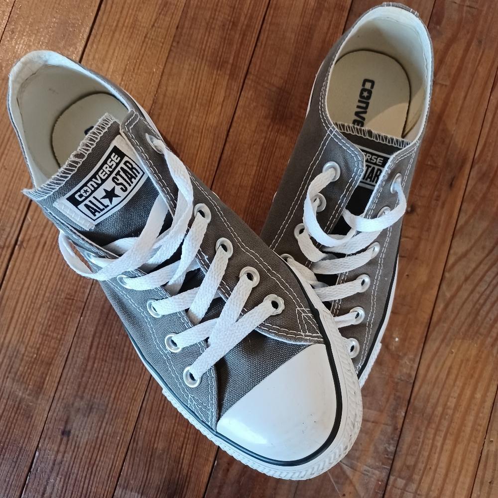 Women's 9/ Men's 7 Converse sneakers